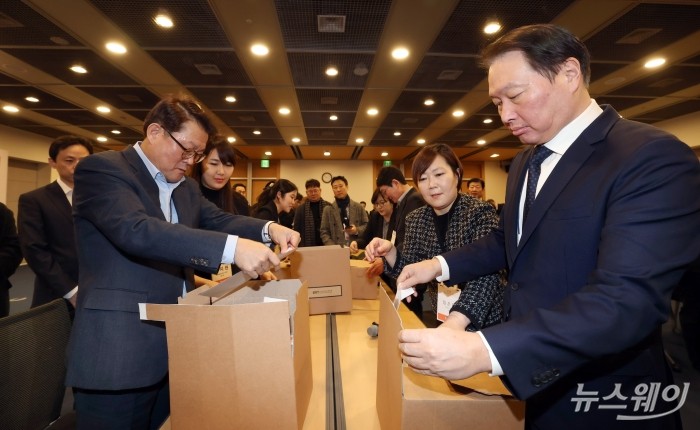 최태원 대한상공회의소 회장(오른쪽)과 박승희 삼성전자 사장 등이 25일 서울 중구 대한상공회의소에서 신기업가정신협의회(ERT) 멤버스데이 본행사에 앞서 결식우려 아동들을 위한 마음상자 접기 봉사를 하고 있다. /2024.1.25 사진=강민석 기자 kms@newsway.co.kr