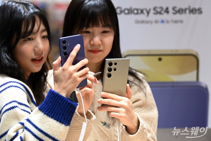 삼성전자의 신제품 '갤럭시 S24 시리즈' 사전개통이 시작된 26일 오전 서울 종로구 KT 광화문중앙점에서 '갤럭시 S24' 사전 구매고객들이 제품을 살펴보고 있다. 사진=강민석 기자 kms@newsway.co.kr