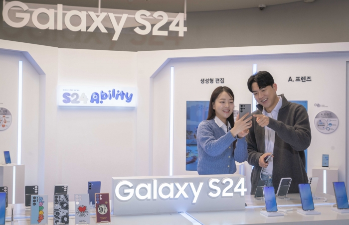 사진은 SKT 홍보모델이 홍대 ICT 복합 문화공간 T팩토리에 설치된 갤럭시S24체험존에서 갤럭시 S24를 소개하는 모습. 사진=SKT 제공