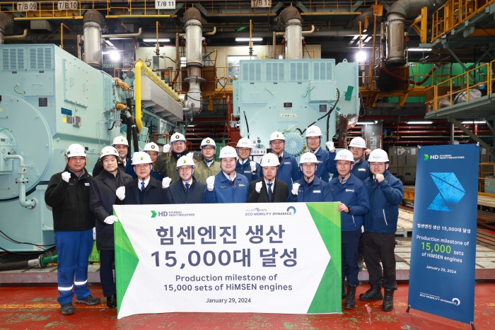 HD현대중공업이 29일 국내 최초로 독자 개발한 '힘센엔진(HiMSEN)'의 누계 생산 1만5000대 달성 기념 행사를 가졌다. 사진=HD현대중공업 제공