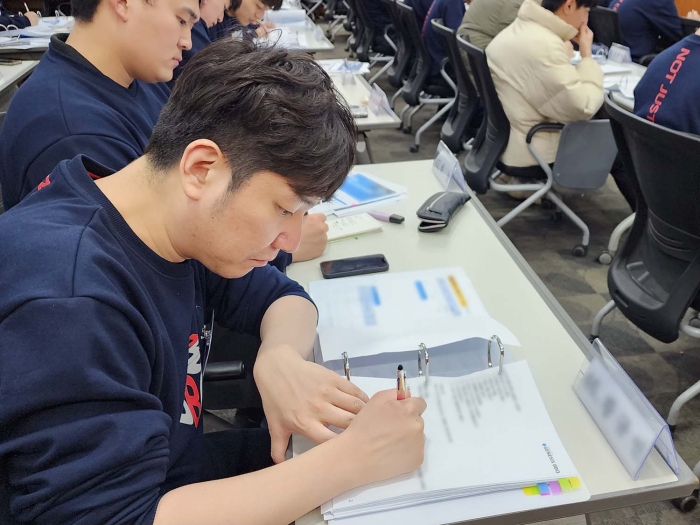 제너시스BBQ 그룹의 신입사원들이 치킨대학에서 교육을 받고 있다. 자료=제너시스BBQ 제공