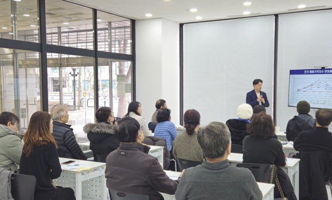 송승현 도시와경제 대표가 세미나를 진행하고 있다. 사진=도시와경제