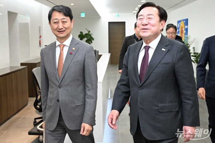 (왼쪽)안덕근 산업통상자원부 장관과 김기문 중소기업중앙회장이 31일 오후 서울 여의도 중소기업중앙회에서 열린 면담에 참석하기 위해 접견실로 이동하고 있다. 사진=강민석 기자 kms@newsway.co.kr