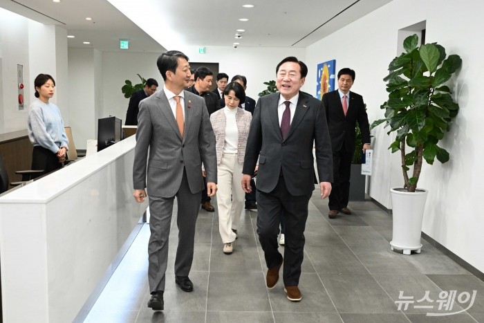 (왼쪽)안덕근 산업통상자원부 장관과 김기문 중소기업중앙회장이 31일 오후 서울 여의도 중소기업중앙회에서 열린 면담에 참석하기 위해 접견실로 이동하고 있다. 사진=강민석 기자 kms@newsway.co.kr