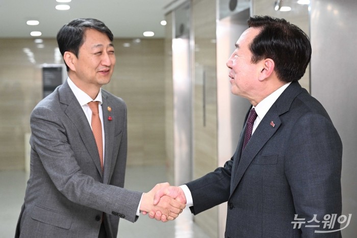 (왼쪽)안덕근 산업통상자원부 장관과 김기문 중소기업중앙회장이 31일 오후 서울 여의도 중소기업중앙회에서 열린 면담에 참석하기 앞서 악수를 하고 있다. 사진=강민석 기자 kms@newsway.co.kr