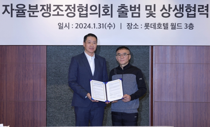 송호섭 bhc그룹 대표(왼쪽)와 이영문 bhc치킨 가맹점협의회 대표가 상생협약을 체결한 후 기념촬영을 하고 있다. 사진=bhc 제공