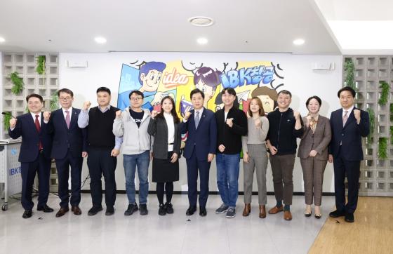 1일 IBK창공 구로에서 열린 'IBK창공 현장 간담회'에서 김주현 금융위원장(가운데), 김성태 IBK기업은행장(왼쪽에서 두번째) 및 참석자들이 기념촬영을 하고 있는 모습. 사진=기업은행 제공