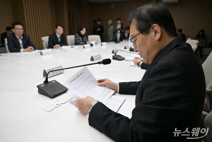 정인교 산업통상자원부 통상교섭본부장이 1일 오후 서울 중구 대한상공회의소에서 열린 통상추진위원회에 참석해 자료를 살펴보고 있다. 사진=강민석 기자 kms@newsway.co.kr