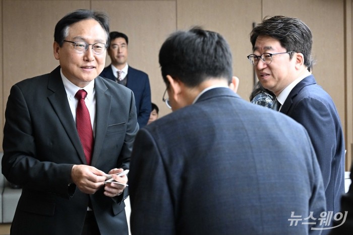 정인교 산업통상자원부 통상교섭본부장이 1일 오후 서울 중구 대한상공회의소에서 열린 통상추진위원회에 앞서 참석자와 대화를 하고 있다. 사진=강민석 기자 kms@newsway.co.kr