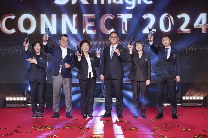 지난달 31일 서울 광진구 그랜드워커힐서울 비스타홀에서 열린 '2024 영업성과 시상식'에서 최고상인 '매직상' 수상자들이 김완성 SK매직 대표(가운데)와 함께 기념사진을 촬영하고 있다. 사진=SK매직 제공