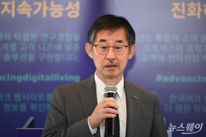 김우규 한국머크 대표이사가 2일 오전 서울 강남구 신라스테이에서 열린 독일 반도체 기업 '머크' 기자간담회에서 '한국 머크 소개와 딜리버리 시스템 앤 서비스 비지니스' 주제로 발표 및 인사말을 하고 있다. 사진=강민석 기자 kms@newsway.co.kr