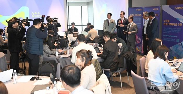 독일 반도체 기업 '머크' 기자간담회가 2일 오전 서울 강남구 신라스테이에서 열리고 있다. 사진=강민석 기자 kms@newsway.co.kr