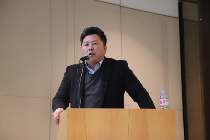 김진현 이에이트 대표이사가 서울 여의도에서 열린 기자간담회에서 발표를 진행 중이다. 사진=이에이트 제공