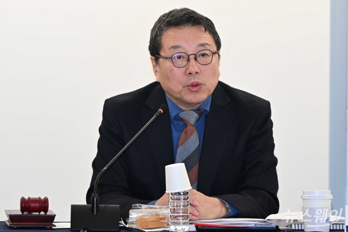 이준기 공공데이터전략위원회 위원장이 2일 오후 서울 강서구 창업허브엠플러스에서 열린 공공데이터 활용 촉진을 위한 기업인과의 만남(제5기 공공데이터전략위원회 3차 회의)에서 모두발언을 하고 있다. 사진=강민석 기자 kms@newsway.co.kr