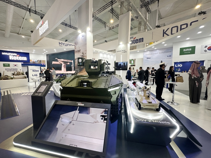 2024 사우디 국제방산전시회 현대로템의 다목적 무인차량과 부스 전경. 사진=현대로템 제공