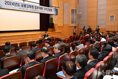 홍콩 ELS‧부동산PF 정리 속도 내는 이복현 "공정한 금융 최우선"(종합)