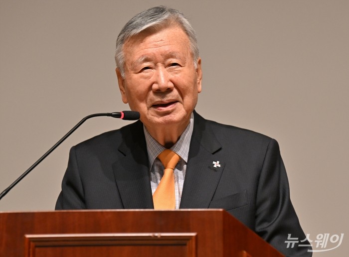 이중근 부영그룹회장이 5일 오전 서울 중구 부영태평빌딩에서 열린 부영그룹 2024 시무식 '출산장려지원 19단 경연대회'에서 신년사를 하고 있다. 사진=이수길 기자 Leo2004@newsway.co.kr