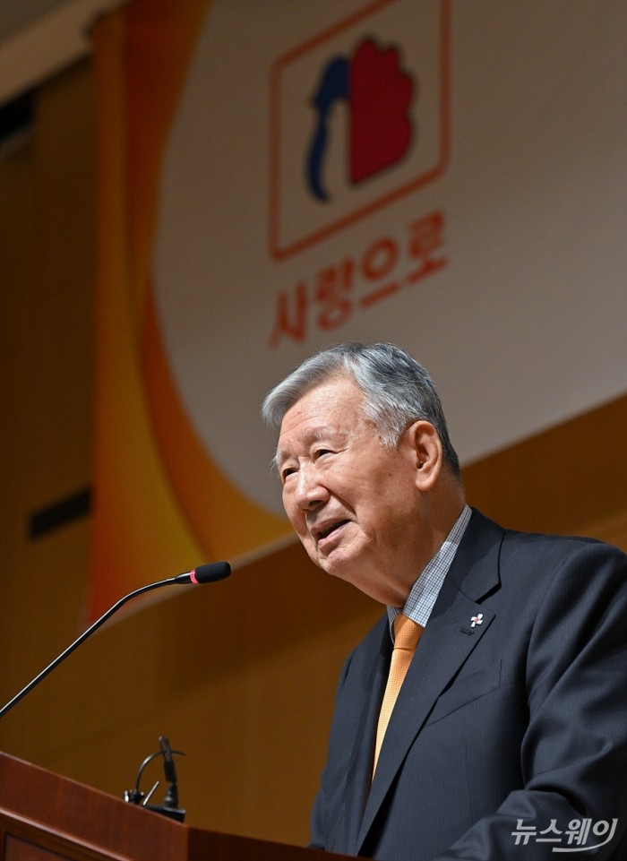 이중근 부영그룹회장이 5일 오전 서울 중구 부영태평빌딩에서 열린 부영그룹 2024 시무식 '출산장려지원 19단 경연대회'에서 신년사를 하고 있다. 사진=이수길 기자 Leo2004@newsway.co.kr