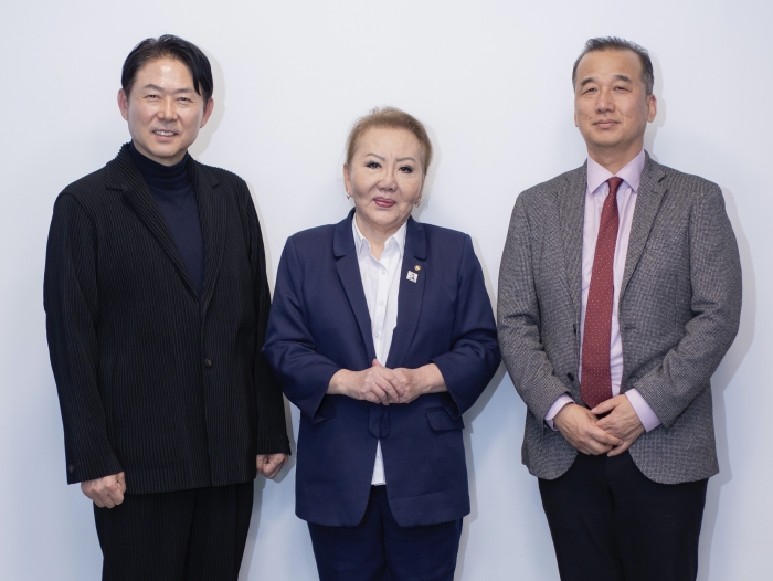 (왼쪽부터) 오스템임플란트 엄태관 대표이사, 카자흐스탄독립유공자후손회 박 타티아나 회장, 오스템임플란트 정재욱 카자흐스탄법인장. 오스템임플란트 제공