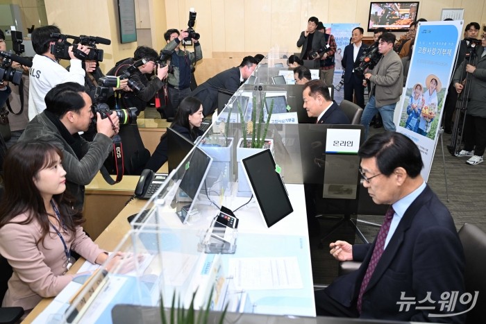 이상민 행정안전부 장관과 이성희 농협중앙회장을 비롯한 내빈들이 6일 오후 서울 중구 농업협동조합중앙회에서 열린 2024년 설맞이 고향사랑기부제 홍보 캠페인 행사에 마련된 창구에서 직원으로부터 기부금을 설명 듣고 있다. 사진=강민석 기자 kms@newsway.co.kr
