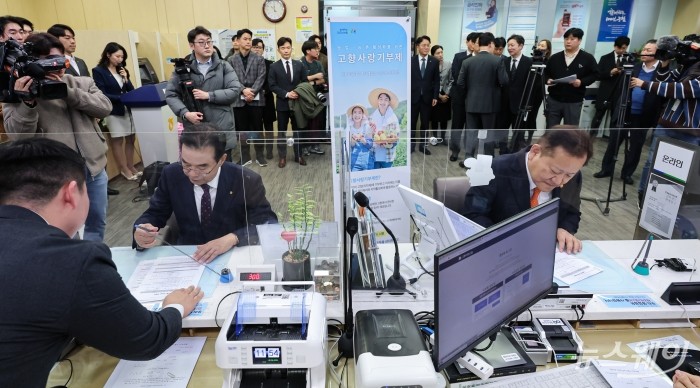 이상민 행정안전부 장관(오른쪽)과 이성희 농협중앙회장이 6일 서울 중구 농협중앙회 본점에서 열린 설맞이 기념 고향사랑기부제 행사에서 기부금을 접수하고 있다. 사진=강민석 기자 kms@newsway.co.kr