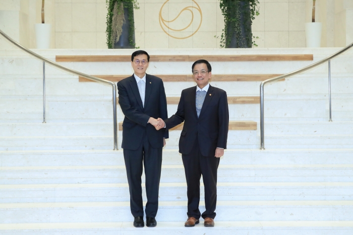 이창용 한국은행 총재와 최상목 경제부총리가 6일 오후 한국은행에서 '확대 거시정책협의회'를 가졌다. 사진=한국은행 제공