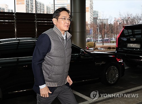 이재용 삼성전자 회장이 지난 6일 오후 UAE로의 출국을 위해 서울 강서구 서울김포비즈니스항공센터에 들어서고 있다. 사진=연합뉴스 제공