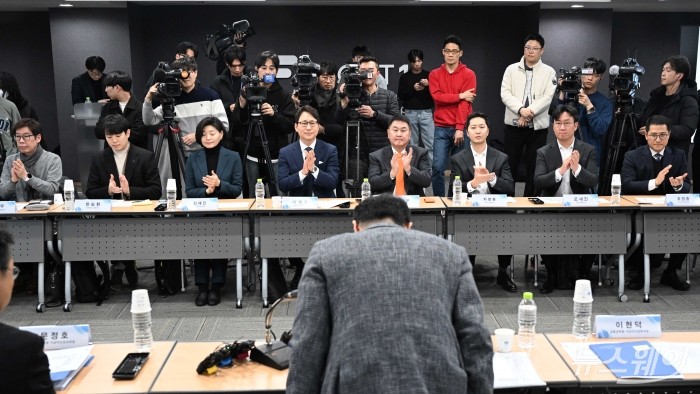 이복현 금융감독원장이 7일 오후 서울 마포구 프론트원에서 열린 가상자산사업자 CEO 간담회에서 모두발언을 마친 후 허리 숙여 인사하는 가운데 (오른쪽 부터)조영중 스트리미 대표이사, 오세진 코빗 대표이사, 차명훈 코인원 대표이사, 이석우 두나무 대표이사, 이재원 빗썸코리아 대표이사, 김재진 DAXA 상임부회장, 한승환 피어테크 대표이사, 강준우 플랫타이엑스 대표이사가 박수를 치고 있다. 사진=강민석 기자 kms@newsway.co.kr