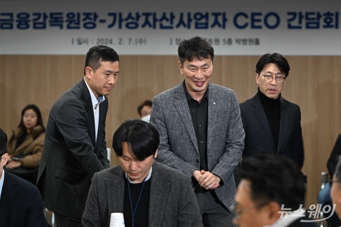이복현 금융감독원장이 7일 오후 서울 마포구 프론트원에서 열린 가상자산사업자 CEO 간담회에 참석하기 위해 간담회장으로 들어서고 있다. 사진=강민석 기자 kms@newsway.co.kr