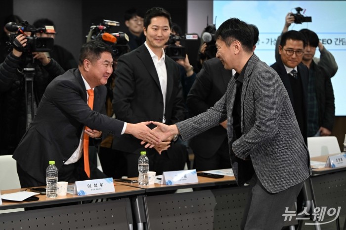 (오른쪽)이복현 금융감독원장과 이석우 두나무 대표이사가 7일 오후 서울 마포구 프론트원에서 열린 가상자산사업자 CEO 간담회에서 악수를 하고 있다. 사진=강민석 기자 kms@newsway.co.kr