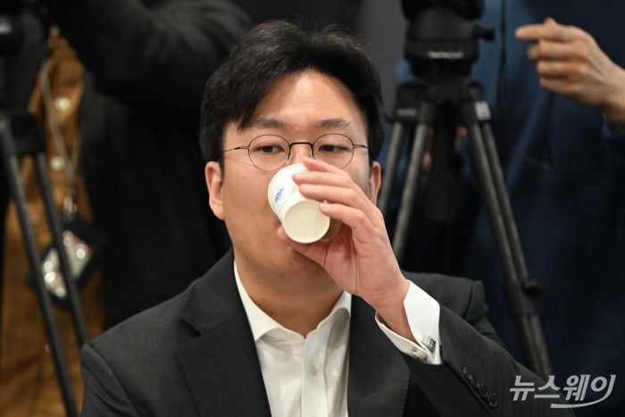 오세진 코빗 대표이사가 지난 7일 오후 서울 마포구 프론트원에서 열린 가상자산사업자 CEO 간담회에 참석해 물을 마시고 있다. 사진=강민석 기자 kms@newsway.co.kr