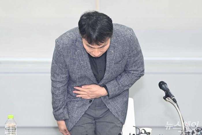 이복현 금융감독원장이 7일 오후 서울 마포구 프론트원에서 열린 가상자산사업자 CEO 간담회에서 허리 숙여 인사를 하고 있다. 사진=강민석 기자 kms@newsway.co.kr