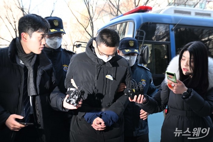 암호화폐 '테라·루나 폭락 사태'를 일으킨 한창준 테라폼랩스코리아 최고재무책임자(CFO)가 8일 오전 서울 양천구 남부지방법원에서 열린 자본시장법상의 사기적부정거래 등 혐의 관련 구속 전 피의자 심문(영장실질심사)에 출석하고 있다. 사진=강민석 기자 kms@newsway.co.kr
