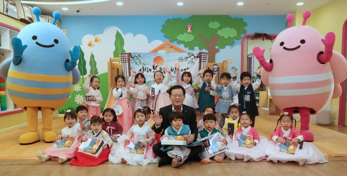 지난 8일 조병규 우리은행장이 설날을 맞아 본점 어린이집을 방문, 원아들에게 덕담과 함께 위비프렌즈 굿즈, 세뱃돈을 선물하고 기념사진을 촬영하고 있다. 사진=우리은행 제공