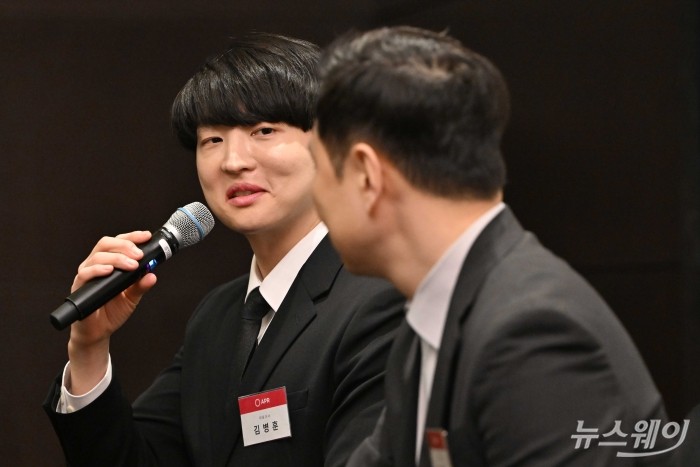 김병훈 에이피알 대표이사가 13일 오후 서울 여의도 콘래드호텔에서 열린 에이피알 IPO 기자간담회에서 취재진의 질문을 답변하고 있다. (왼쪽부터)김 대표, 신재하 에이피알 부사장. 사진=강민석 기자 kms@newsway.co.kr