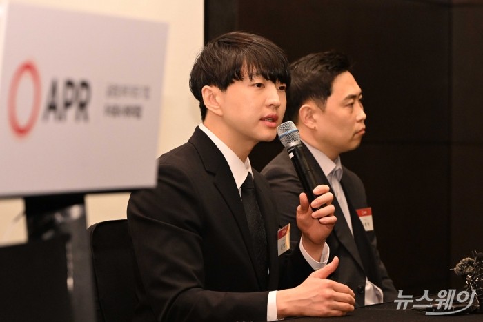 김병훈 에이피알 대표이사가 13일 오후 서울 여의도 콘래드호텔에서 열린 에이피알 IPO 기자간담회에서 취재진의 질문을 답변하고 있다. (왼쪽부터)김 대표, 신재하 에이피알 부사장. 사진=강민석 기자 kms@newsway.co.kr