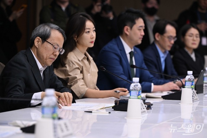 신왕건 국민연금기금 수책위 위원장이 14일 오전 서울 중구 대한상공회의소에서 열린 국내 ESG 공시기준 관련 현장 간담회에서 자료를 살펴보고 있다. 사진=강민석 기자 kms@newsway.co.kr