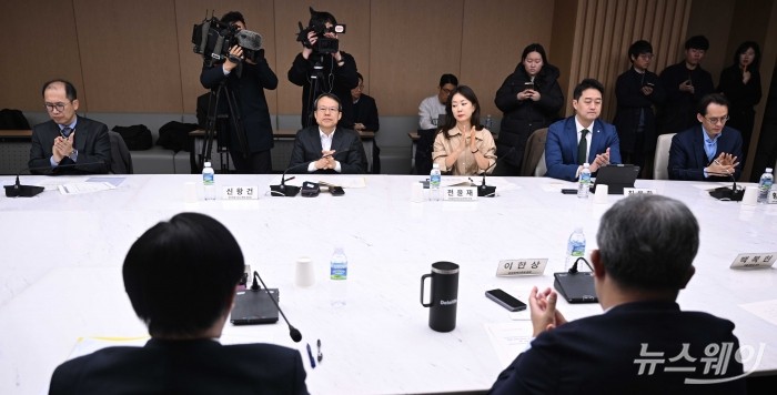 신왕건 국민연금기금 수책위 위원장을 비롯한 참석자들이 14일 오전 서울 중구 대한상공회의소에서 열린 국내 ESG 공시기준 관련 현장 간담회에서 김소영 금융위원회 부위원장 모두발언을 경청한 후 박수를 치고 있다. 사진=강민석 기자 kms@newsway.co.kr