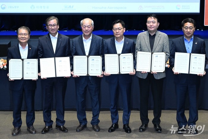 (왼쪽부터)이정식 고용노동부 장관, 김태형 미래항공 대표이사, 강구영 한국항공우주산업 대표이사, 손재일 한화에어로스페이스 대표이사, 방남석 삼우금속공업 대표이사, 최만림 경상남도 행정부지사가 14일 오후 서울 중구 한화빌딩에서 열린 항공우주제조업 상생협력 확산을 위한 공동선언식에서 협약서를 들고 기념촬영 하고 있다. 사진=강민석 기자 kms@newsway.co.kr