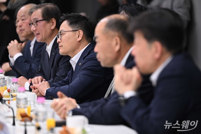 (오른쪽 세 번째)손재일 한화에어로스페이스 대표이사가 14일 오후 서울 중구 한화빌딩에서 열린 항공우주제조업 상생협력 확산을 위한 공동선언식 관련 간담회에 참석해 자리하고 있다. 사진=강민석 기자 kms@newsway.co.kr