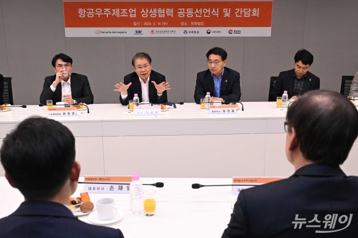 이정식 고용노동부 장관이 14일 오후 서울 중구 한화빌딩에서 열린 항공우주제조업 상생협력 확산을 위한 공동선언식 관련 간담회에서 모두발언을 하고 있다. 사진=강민석 기자 kms@newsway.co.kr