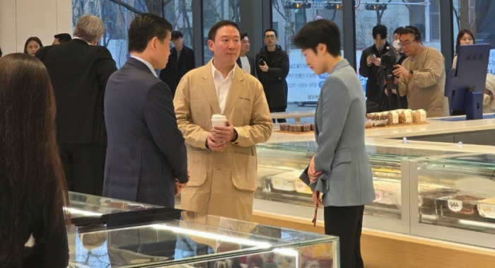 허희수 SPC그룹 부사장이 관계자와 대화를 나누고 있다. 사진=김제영 기자