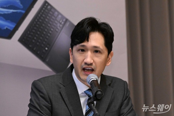 잭 황(Jack Huang) 에이수스코리아 지사장이 20일 오전 서울 여의도 콘래드호텔에서 열린 14인치 듀얼 스크린 OLED 노트북 '젠북 듀오' 출시 기자간담회에서 환영사를 하고 있다. 사진=강민석 기자 kms@newsway.co.kr