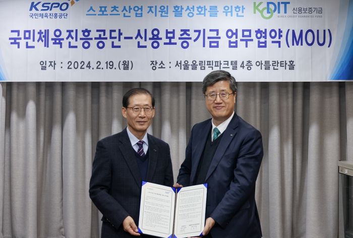 최원목 신용보증기금 이사장(오른쪽)과 조현재 서울올림픽기념국민체육진흥공단 이사장이 19일 서울올림픽파크텔에서 열린 '스포츠산업 지원 활성화를 위한 업무협약'에 참석해 기념 촬영을 하고 있다. 사진=신용보증기금 제공