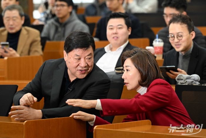 (왼쪽)서정진 셀트리온 회장과 나경원 국민의힘 전 의원이 20일 오후 서울 동작구 중앙대학교에서 열린 청년 토론회에 참석해 대화를 하고 있다. 사진=강민석 기자 kms@newsway.co.kr