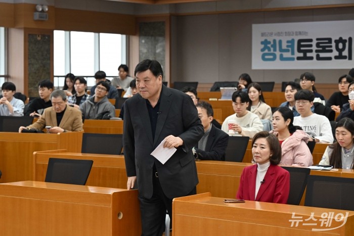 서정진 셀트리온 회장이 20일 오후 서울 동작구 중앙대학교에서 열린 청년 토론회에서 년의 미래, 성공하는 기업가 정신 주제로 강연을 하기 위해 연단으로 이동하고 있다. 사진=강민석 기자 kms@newsway.co.kr