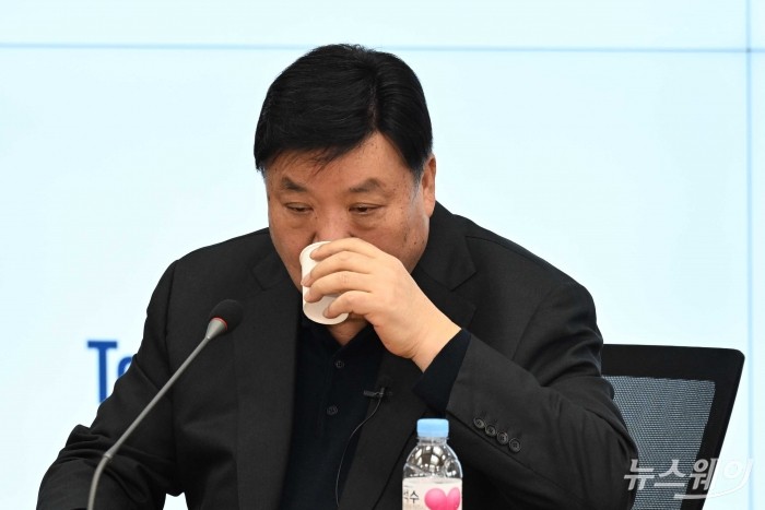 서정진 셀트리온 회장이 20일 오후 서울 동작구 중앙대학교에서 열린 청년 토론회에서 물을 마시고 있다. 사진=강민석 기자 kms@newsway.co.kr