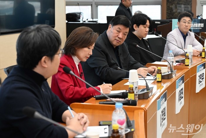 (왼쪽 세 번째)서정진 셀트리온 회장이 20일 오후 서울 동작구 중앙대학교에서 열린 청년 토론회에서 정환보 멘탈테크 스타트업 닥터프레소 대표의 발언을 듣고 있다. 사진=강민석 기자 kms@newsway.co.kr