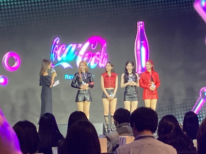 코카콜라 제로 한류 기자 간담회에서 JYP엔터테인먼트 소속 아티스트 ITZY(있지)가 댄스 챌린지에 대해 설명하고 있다. 사진=김제영 기자