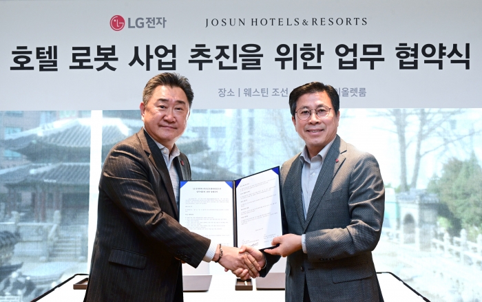 LG전자는 최근 서울 중구 소공동 '웨스틴 조선 서울' 호텔에서 조선호텔앤리조트와 '호텔 서비스 업무 효율화 및 신성장 동력 확보를 위한 서비스 로봇 개발 협력'을 위한 업무협약(MOU)을 체결했다. 왼쪽부터 조선호텔앤리조트 이주희 대표이사, LG전자 장익환 BS사업본부장. 사진=LG전자 제공